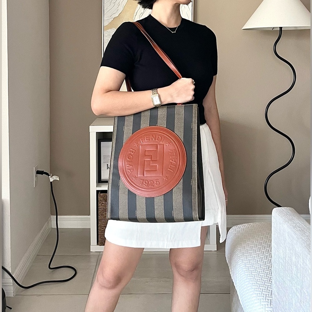 🍓FENDI Pecan Tote - Picture 14 of 15